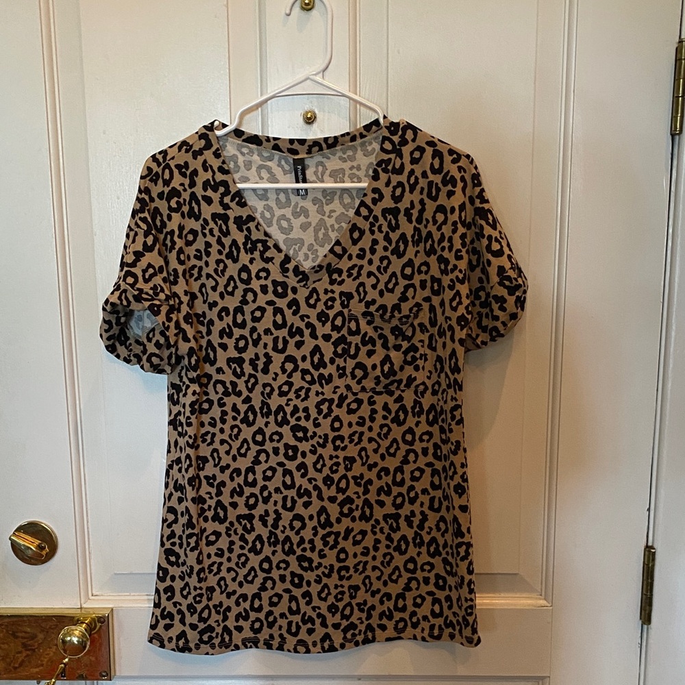 Chic Leopard Print V-Neck Short Sleeve Top
